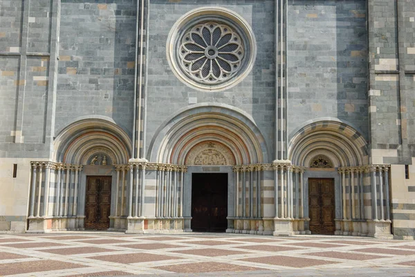 在1219和1227之间建造的 Vercelli 圣安德烈大教堂 修道院有哥特式样式 第一在意大利 融合与伦巴第罗马式样式 — 图库照片