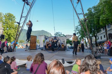 Lugano, İsviçre - 15 Temmuz 2016 - Acrobat hula hoop üzerinde hileler Lugano, İsviçre Buskers Festivali'nde mu