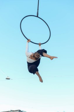 Lugano, İsviçre - 15 Temmuz 2016 - Lugano, İsviçre - 15 Temmuz 2016 - kadın acrobat hula hoop üzerinde hileler Lugano, İsviçre Buskers Festivali'nde yapar.