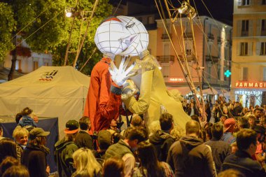 Lugano, İsviçre - 15 Temmuz 2016 - dev kuklalar komedyenler Caramantran Buskers Festivali Lugano, İsviçre