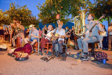Lugano, İsviçre - 16 Temmuz 2016 - kurbağa ve Lugano, İsviçre Buskers Festivali'nde canlı oynamaya Henry