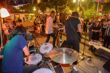 Lugano, İsviçre - 16 Temmuz 2016 - işe yaramaz yiyiciler Buskers Festivali Lugano, İsviçre yaşamak oynarken