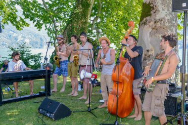 Lugano, İsviçre - 17 Temmuz 2016 - Dr Kolzen ve Sbronzerband oynayan Lugano, İsviçre Buskers Festivali'nde canlı
