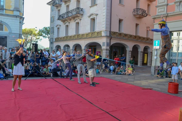 Lugano Suiza Julio 2016 Hombre Caminando Slackline Apoyado Por Gente —  Fotos de Stock