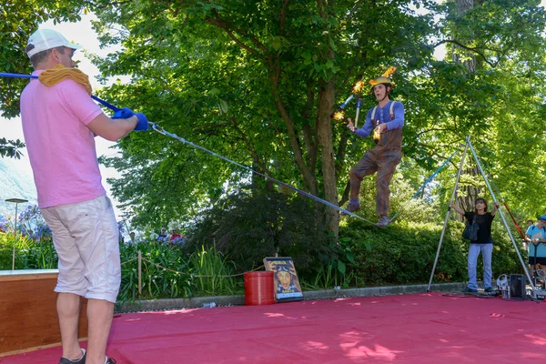 Lugano Switzerland July 2016 Man Walking Slackline Supported People Buskers — Stock Photo, Image