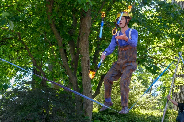 Lugano Suiza Julio 2016 Hombre Caminando Slackline Apoyado Por Gente —  Fotos de Stock