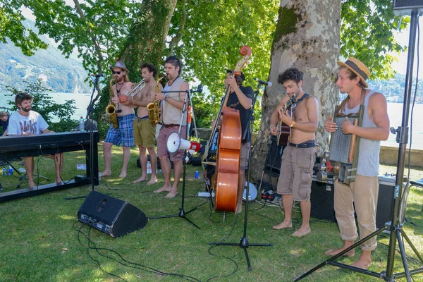 Lugano Suiza Julio 2016 Kolzen Sbronzerband Tocando Vivo Buskers Festival —  Fotos de Stock