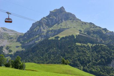 Engelberg, İsviçre - 31 Temmuz 2017: Engelberg İsviçre Alpleri üzerinde mount Brunni için teleferik