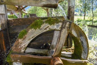 Antika ahşap su çarkı Engelberg İsviçre Alpleri üzerinde