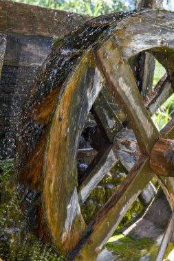 Antika ahşap su çarkı Engelberg İsviçre Alpleri üzerinde