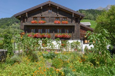 Engelberg İsviçre Alpleri üzerinde geleneksel dağ evi
