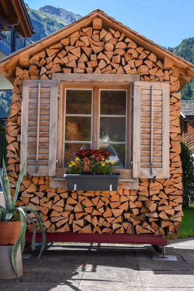Casa Construída Com Troncos Árvores Engelberg Nos Alpes Suíços — Fotografia de Stock