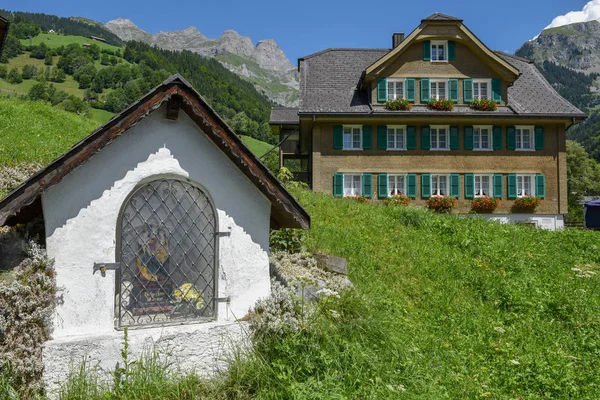 Kapel Dan Chalet Tradisional Engelberg Alpen Swiss — Stok Foto