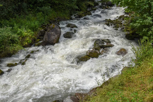 スイス アルプスのエンゲルベルクで川の岩 — ストック写真