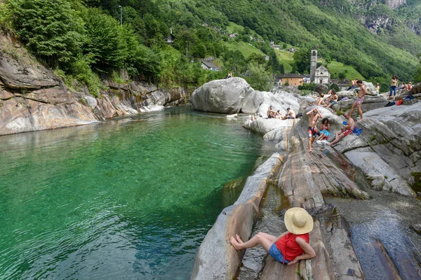 Lavertezzo Suíça Junho 2018 Banhos Sol Rio Lavertezzo Nos Alpes — Fotografia de Stock