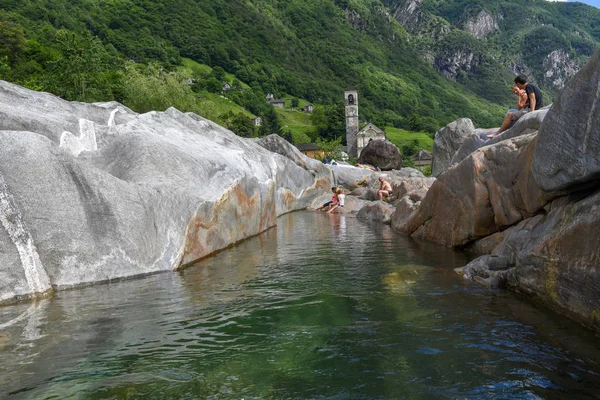 Lavertezzo Svizzera Giugno 2018 Persone Che Prendono Sole Sul Fiume — Foto Stock