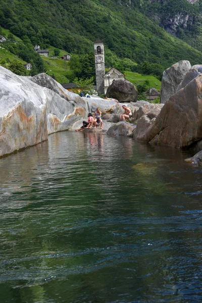 Lavertezzo スイス 2018 スイスのアルプスの Lavertezzo の川の日光浴の人 — ストック写真