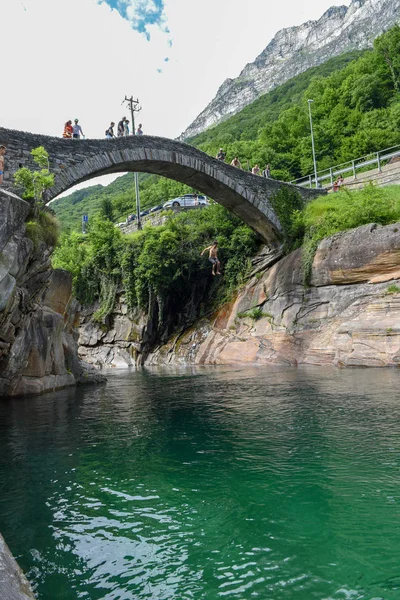 Lavertezzo スイス 2018 スイスのアルプスの Lavertezzo Versasca 川に飛び込む男 — ストック写真