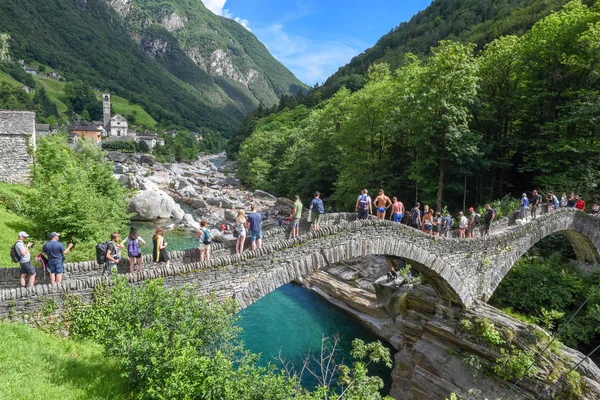 Lavertezzo Schweiz Juni 2018 Människor Som Gick Över Romerska Bron — Stockfoto