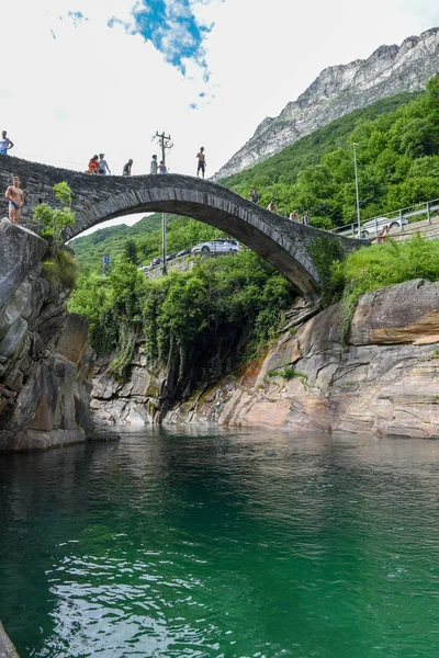 Lavertezzo Schweiz Juni 2018 Menschen Gehen Über Die Römische Brücke — Stockfoto