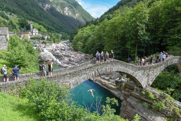 Lavertezzo Schweiz Juni 2018 Man Hoppa Floden Versasca Lavertezzo Schweiziska — Stockfoto
