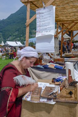 Bellinzona, İsviçre - 27 Mayıs 2018: bir resim Castelgrande castle adlı Bellinzona, İsviçre Alpleri üzerinde çizim karalanmış kadın