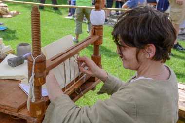 Bellinzona, İsviçre - 27 Mayıs 2018: Bellinzona İsviçre Alpleri üzerinde Castelgrande kalede Ortaçağ piyasaya, mücellit