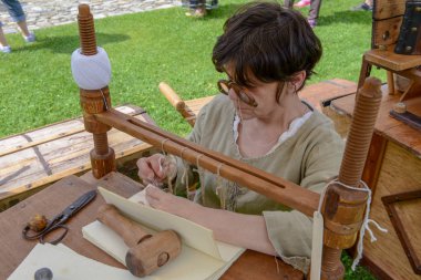 Bellinzona, İsviçre - 27 Mayıs 2018: Bellinzona İsviçre Alpleri üzerinde Castelgrande kalede Ortaçağ piyasaya, mücellit