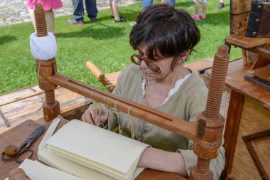 Bellinzona, İsviçre - 27 Mayıs 2018: Bellinzona İsviçre Alpleri üzerinde Castelgrande kalede Ortaçağ piyasaya, mücellit