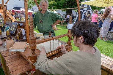 Bellinzona, İsviçre - 27 Mayıs 2018: Bellinzona İsviçre Alpleri üzerinde Castelgrande kalede Ortaçağ piyasaya, mücellit