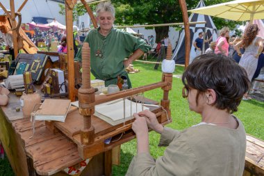 Bellinzona, İsviçre - 27 Mayıs 2018: Bellinzona İsviçre Alpleri üzerinde Castelgrande kalede Ortaçağ piyasaya, mücellit