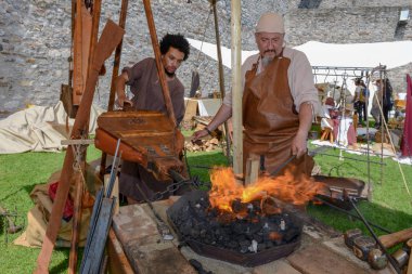 Bellinzona, İsviçre - 27 Mayıs 2018: Ortaçağ piyasada Bellinzona İsviçre Alpleri üzerinde Castelgrande kalede bulunan bir kılıç dövme demirci