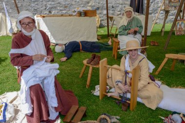 Bellinzona, İsviçre - 27 Mayıs 2018: Ortaçağ piyasada bulunan Castelgrande, dikiş kadınlar kale Bellinzona İsviçre Alpleri üzerinde