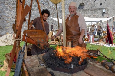 Bellinzona, İsviçre - 27 Mayıs 2018: Ortaçağ piyasada Bellinzona İsviçre Alpleri üzerinde Castelgrande kalede bulunan bir kılıç dövme demirci