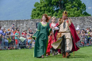 Bellinzona, İsviçre - 27 Mayıs 2018: Ortaçağ karakter bir geçit töreni sırasında Castelgrande üzerinde yürüyen insanlar kale Bellinzona İsviçre Alpleri üzerinde