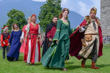 Bellinzona, İsviçre - 27 Mayıs 2018: Ortaçağ karakter bir geçit töreni sırasında Castelgrande üzerinde yürüyen insanlar kale Bellinzona İsviçre Alpleri üzerinde