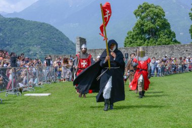 Bellinzona, İsviçre - 27 Mayıs 2018: Ortaçağ karakter bir geçit töreni sırasında Castelgrande üzerinde yürüyen insanlar kale Bellinzona İsviçre Alpleri üzerinde
