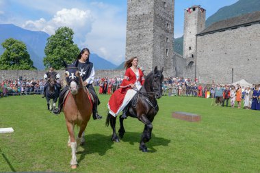Bellinzona, İsviçre - 27 Mayıs 2018: sergi Bellinzona İsviçre Alpleri üzerinde Castelgrande kalesinde Ortaçağ şövalyeler