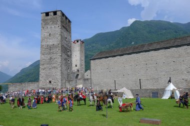 Bellinzona, İsviçre - 27 Mayıs 2018: Ortaçağ karakter bir geçit töreni sırasında Castelgrande üzerinde yürüyen insanlar kale Bellinzona İsviçre Alpleri üzerinde