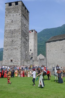 Bellinzona, İsviçre - 27 Mayıs 2018: Ortaçağ karakter bir geçit töreni sırasında Castelgrande üzerinde yürüyen insanlar kale Bellinzona İsviçre Alpleri üzerinde