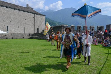 Bellinzona, İsviçre - 27 Mayıs 2018: Ortaçağ karakter bir geçit töreni sırasında Castelgrande üzerinde yürüyen insanlar kale Bellinzona İsviçre Alpleri üzerinde