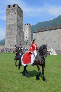 Bellinzona, İsviçre - 27 Mayıs 2018: sergi Bellinzona İsviçre Alpleri üzerinde Castelgrande kalesinde Ortaçağ şövalyeler