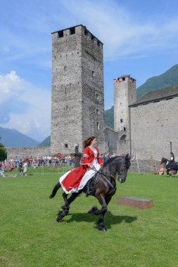 Bellinzona, İsviçre - 27 Mayıs 2018: sergi Bellinzona İsviçre Alpleri üzerinde Castelgrande kalesinde Ortaçağ şövalyeler