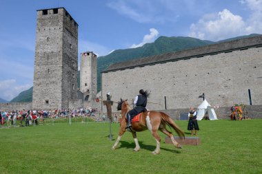 Bellinzona, İsviçre - 27 Mayıs 2018: sergi Bellinzona İsviçre Alpleri üzerinde Castelgrande kalesinde Ortaçağ şövalyeler