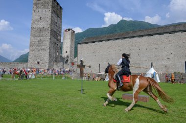 Bellinzona, İsviçre - 27 Mayıs 2018: sergi Bellinzona İsviçre Alpleri üzerinde Castelgrande kalesinde Ortaçağ şövalyeler