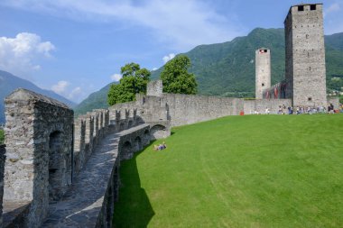 Bellinzona, İsviçre - 27 Mayıs 2018: Bellinzona İsviçre Alpleri'nde, Unesco Dünya Mirası üzerinde kalede Castelgrande