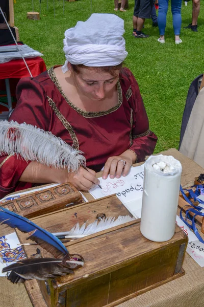 Bellinzona Suiza Mayo 2018 Mujer Garabateada Que Dibuja Una Pintura — Foto de Stock