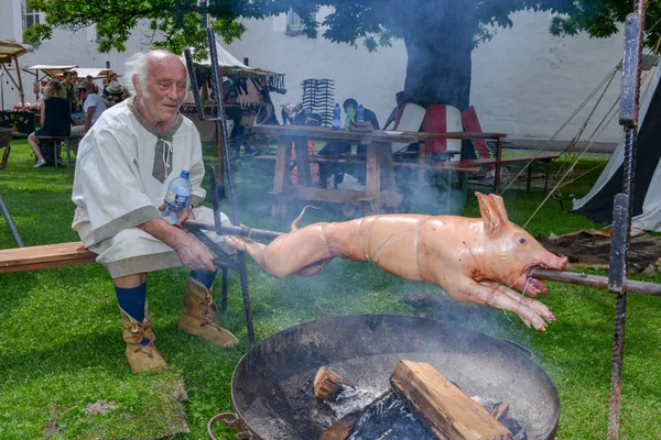 Bellinzona Suiza Mayo 2018 Hombre Asando Cerdito Mercado Medieval Castillo — Foto de Stock