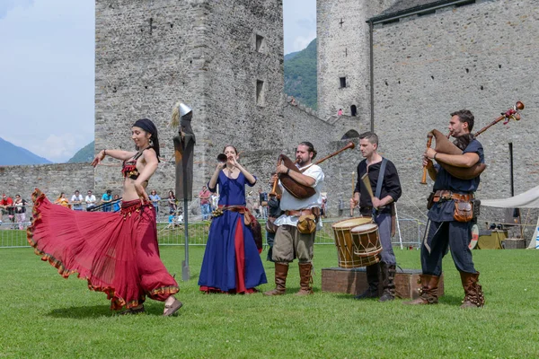 Bellinzona Suisse Mai 2018 Groupe Musique Médiévale Avec Une Danseuse — Photo