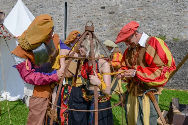 Bellinzona Suiza Mayo 2018 Niña Una Jaula Recreación Histórica Medieval — Foto de Stock